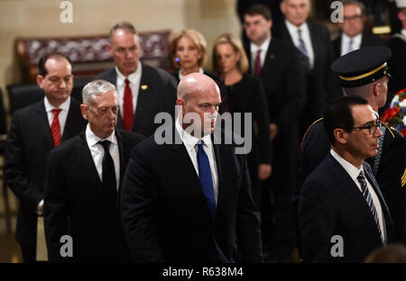 Procureur général intérimaire, Matthew Whitaker (2R), le secrétaire au Trésor, Steven Mnuchin (R), et le Secrétaire de la Défense James Mattis (2L) regardez sur qu'ils quittent après une cérémonie pour l'ancien président américain George H. W. Bush lors du Capitole lors de funérailles d'État à Washington, DC, le 3 décembre 2018. - Le corps de l'ancien président George H. W. Bush s'est rendu, de Houston à Washington, où il résidera dans la région à l'US Capitol au mercredi matin. Bush, qui est mort le 30 novembre, sera de retour à Houston pour son enterrement jeudi. (Photo par Brendan SMIALOWSKI/AFP) | conditions worldwid Banque D'Images