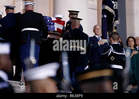 L'ancien président américain, George W Bush regarde un service commun des membres d'une équipe d'enfants iraquiens portent le cercueil de l'ancien président George H. W. Bush dans le Capitole, où il résidera dans la région jusqu'à mercredi matin à Washington, DC, USA, 03 décembre 2018. Bush va se trouver dans la région dans la rotonde du Capitole avant ses funérailles d'État à la cathédrale nationale de Washington le 05 décembre. George H. W. Bush, le 41e président des États-Unis (1989-1993), est décédé à l'âge de 94 ans le 30 novembre 2018 à son domicile de New York. Dans le monde d'utilisation | Banque D'Images