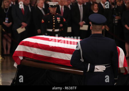 Washington, États-Unis d'Amérique. 06Th Nov, 2018. Les vestiges de l'ancien président George H. W. Bush se trouvent dans la région flanqué d'une garde d'honneur militaire américaine au cours des services commémoratifs dans la rotonde du Capitole des États-Unis à Washington, États-Unis, 3 décembre 2018. REUTERS/Jonathan Ernst/Piscine | Conditions de crédit dans le monde entier : dpa/Alamy Live News Banque D'Images