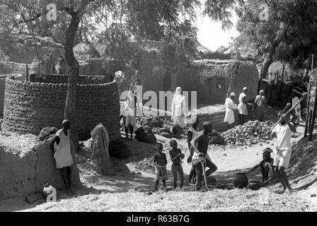 La construction de maisons de boue dans la région de Kano Nigeria Afrique 1950 Banque D'Images
