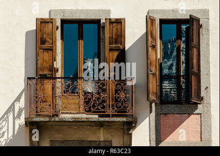 La réflexion dans la montagne appartement classique balcon fenêtres avec volets ouverts Banque D'Images