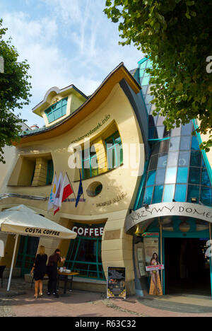 La maison tordue (Krzywy Domek, Crooked House, Bohaterow Monte Cassino, Sopot, Pologne Banque D'Images