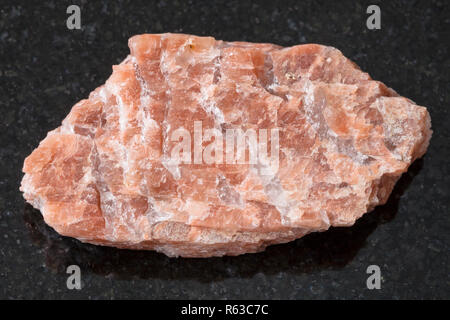 La pegmatite rugueux pierre sur fond sombre Banque D'Images