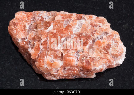 La pegmatite brut pierre sur fond sombre Banque D'Images