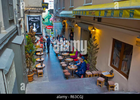 Terrasse, salon de thé café off Istiklal Caddesi, Beyoglu, Istanbul, Turquie, en Eurasie Banque D'Images