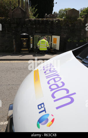 BT ingénieur travaillant dans un cabinet à large bande de fibre ultra-rapide dans la rue en Ecosse UK Banque D'Images