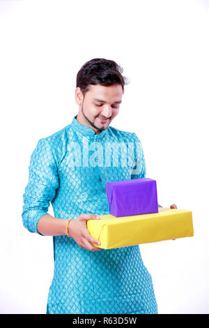 L'homme indien dans l'usure ethniques et Holding gift box à la main , isolé sur fond blanc Banque D'Images