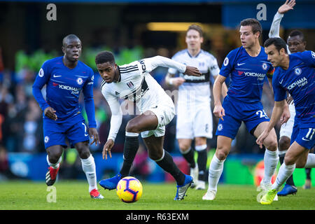 Ryan Sessegnon de Fulham en action au cours de la Premier League match entre Chelsea et Fulham à Stamford Bridge, Londres, Angleterre le 2 décembre 2018. Banque D'Images
