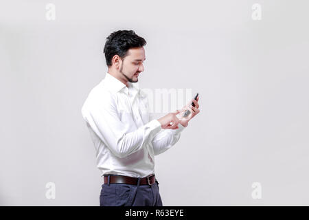 Jeune homme à l'aide de mobile Banque D'Images