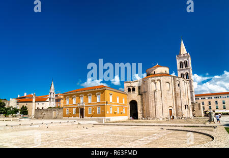 L''Église Saint-donat et le clocher de la cathédrale de Zadar. La Croatie Banque D'Images