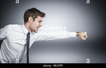 Portrait d'homme en colère dans punch poser studio shot Banque D'Images