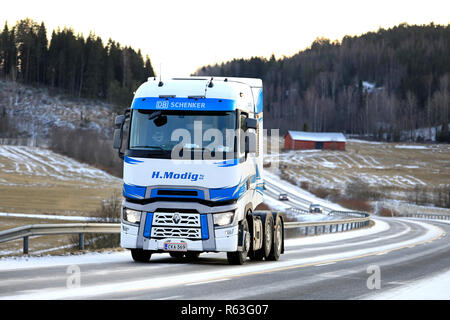 Salo, Finlande - le 7 janvier 2018 : Bleu et blanc Renault Trucks T de Helmer Modig Oy trucking le long de la route 52 sur une après-midi d'hiver. Banque D'Images