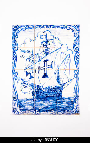 Azulejo traditionnel peinture d'une tuile caravel Banque D'Images