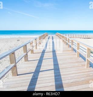 Passerelle en bois menant à la mer Banque D'Images