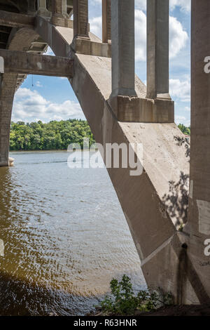 Dessous de F.W. Cappelen Memorial Bridge transportant Franklin Avenue sur le fleuve Mississippi à Minneapolis Banque D'Images