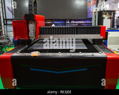 Machine de découpe laser CNC tôle coupe Banque D'Images