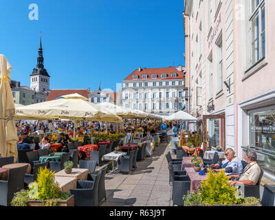 Tallinn, Estonie. Cafés, bars et restaurants sur la Raekoja plats (Place de l'Hôtel de Ville) dans la vieille ville historique (Vanalinn), Tallinn, Estonie Banque D'Images