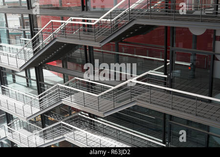 Point de vue de l'extension de la Reina Sophia Museum, Madrid par le célèbre architecte français Jean Nouvel qui a remporté le Prix Pritzker 2008 Banque D'Images