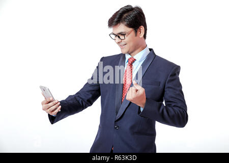 Young Indian businessman holding mobile dans la main Banque D'Images