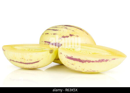 Groupe d'un ensemble de deux moitiés de melon pepino à rayures frais isolé sur fond blanc Banque D'Images