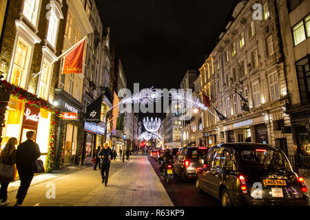 New Bond Street illuminée par les lumières de Noël et ses marques de luxe boutiques dans les semaines précédant Noël, Mayfair, London, Royaume-Uni Banque D'Images