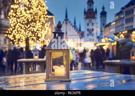 Marché de Noel en ville. Selective focus on lanterne avec bougie allumée. Marienplatz à Munich, Allemagne. Banque D'Images