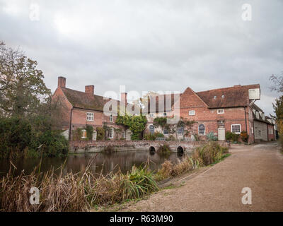 Bâtiment historique de flatford vieille brique rouge pays de constable country mill house estate Banque D'Images