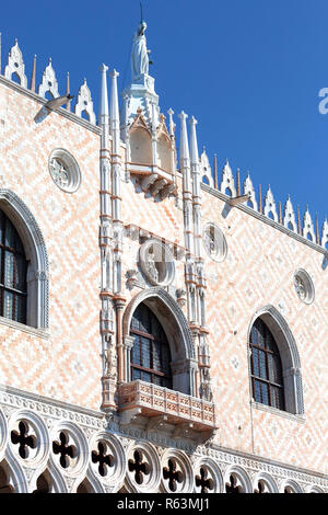 Du Palais des Doges sur la Piazza San Marco, déesse de la Justice statue en haut, Venise, Italie. Banque D'Images