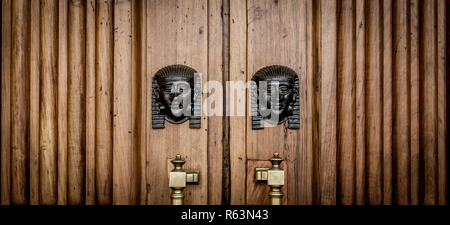 Têtes de sphinx à l'entrée porte en bois Banque D'Images