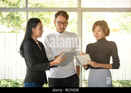 Les jeunes gens d'affaires de l'Asie, l'homme et de la femme, en collaboration avec équipe in office Banque D'Images