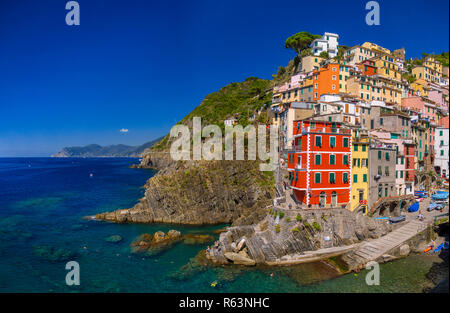 Vue sur Ville avec port et maisons colorées, Riomaggiore, Cinque Terre, La Spezia, Ligurie, Italie, Europe Banque D'Images