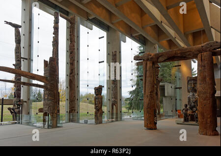 Pacific Northwest totems dans le Grand Hall du Musée d'anthropologie de l'agriculture, de l'Université de Colombie-Britannique, Vancouver, Colombie-Britannique, Canada Banque D'Images