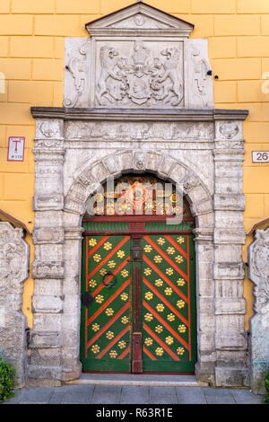 Porte de la Confrérie des Têtes Noires guilde sur la rue Pikk (longue) dans la vieille ville (Vanalinn), Tallinn, Estonie Banque D'Images