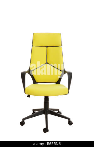 Vue avant d'une chaise de bureau moderne, faite de plastique noir, recouverts de textile jaune. Isolé sur fond blanc. Banque D'Images