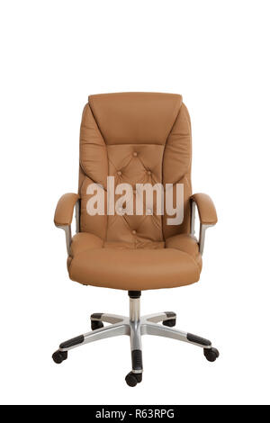 Vue avant d'une chaise de bureau gestionnaire de luxe, recouverts de cuir brun clair. Isolé sur fond blanc. Banque D'Images