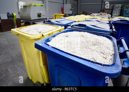 L'usine moderne pour le traitement et le tri des déchets. Avec des contenants en plastique râpé préparé pour traitement et recyclage avec shredde refonte Banque D'Images