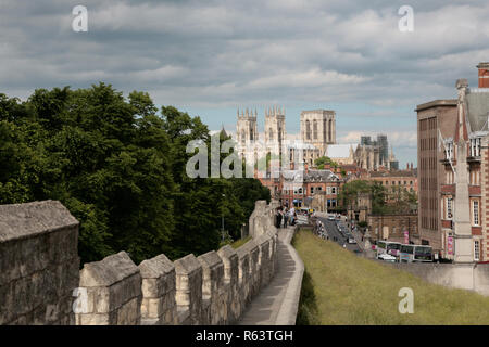 Avec New York York Minster et allée fortifiée. Paysage de couleurs, journée ensoleillée Banque D'Images