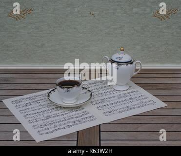 Tasse et soucoupe en anglais avec sucrier, céramique fine porcelaine, sur une feuille de musique Banque D'Images