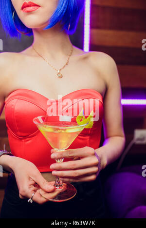 Female bartender. fille avec des cheveux bleus. En cocktail bar de nuit Banque D'Images