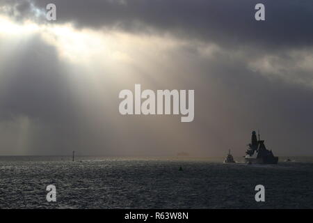 Le soleil baigne le Solent décembre comme la Royal Navy destroyer HMS 45 Type DEFENDER quitte Portsmouth, Royaume-uni pour reposer après essais cliniques Banque D'Images