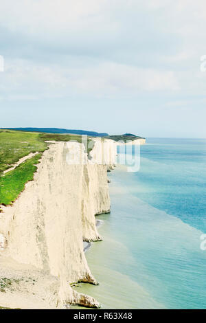 Les falaises blanches de Douvres, en Angleterre avec bleu de la mer et plage de sable blanc. Portrait Banque D'Images