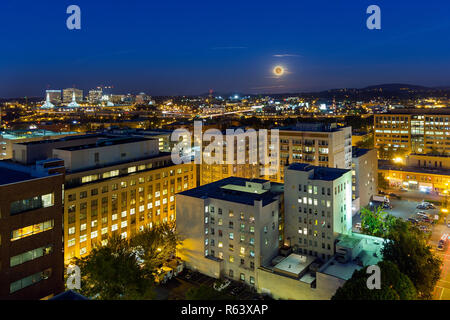 Pleine Lune croissante au centre-ville de Portland Banque D'Images