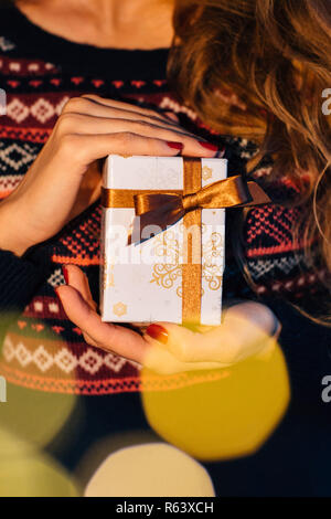 Girl holding a Christmas Gift Banque D'Images