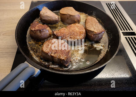 Poêle sur la cuisinière avec filet de boeuf sautés au beurre Banque D'Images