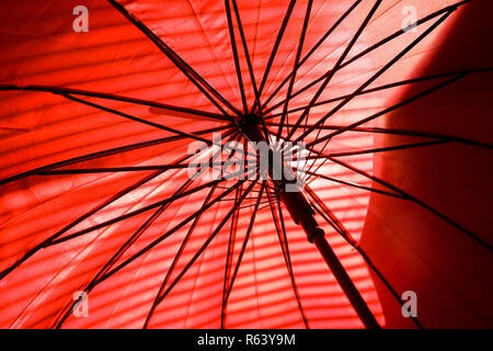 À l'intérieur de parapluie rouge et de la lumière du soleil avec l'ombre, Soleil à travers parasol Banque D'Images