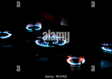 Flammes bleues sur une cuisinière à gaz Banque D'Images