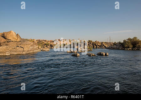 Vue vers le bas grand large fleuve Nil à Assouan Egypte par paysage rural paysage avec la cataracte et îles rocheuses en arrière-plan la montagne Banque D'Images