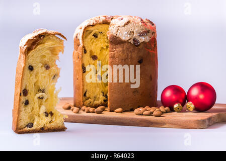 Panettone isolé sur un fond blanc. Banque D'Images