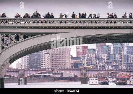 Les touristes sur le pont de Westminster, dans une photo prise sur une ville architecture tour de bateau sur la Tamise à Londres. Date de la photo : Samedi, Décembre Banque D'Images