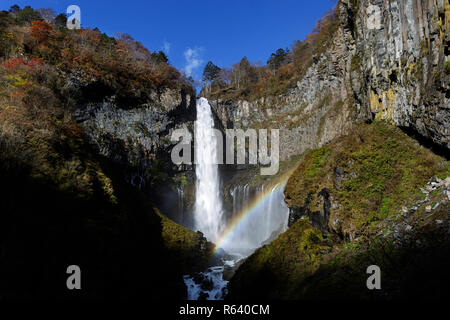 Chutes Kegon avec un arc-en-ciel à Nikko, Japon sur une journée ensoleillée d'automne. Banque D'Images